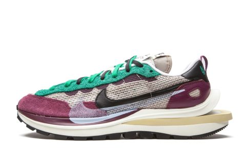 Nike Vaporwaffle "sacai - Villain Red / Neptune Green"