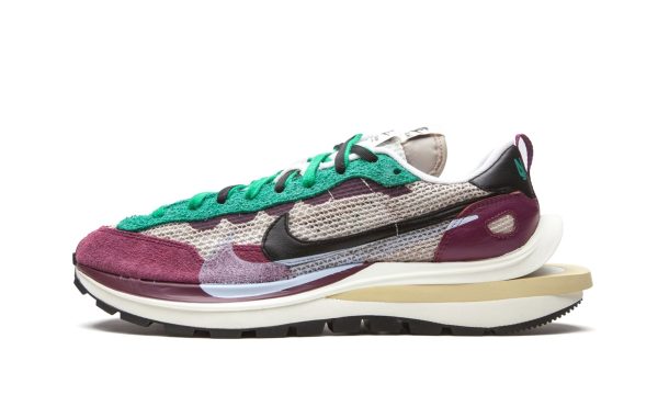 Nike Vaporwaffle "sacai - Villain Red / Neptune Green"